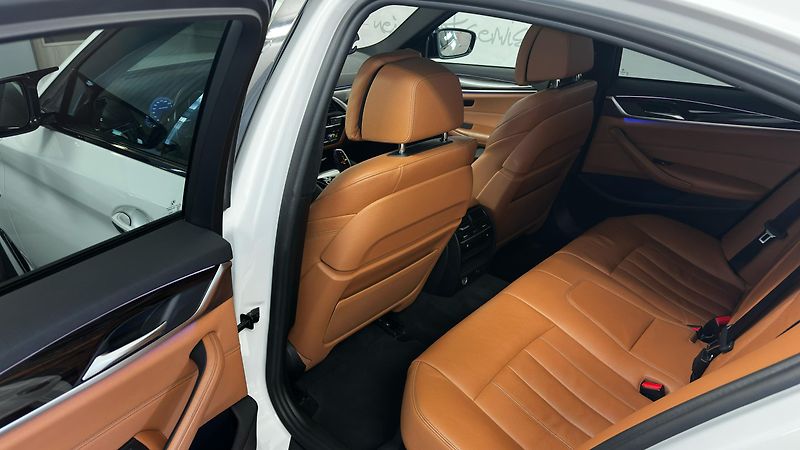 BMW Řada 5 XDIRVE/SPORT LINE/2 SADY GUM - fotka 23 z 55