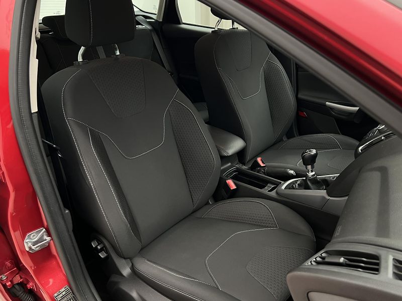 Ford Focus 1.5 ECOBOOST MAN 1. maj. - fotka 17 z 36