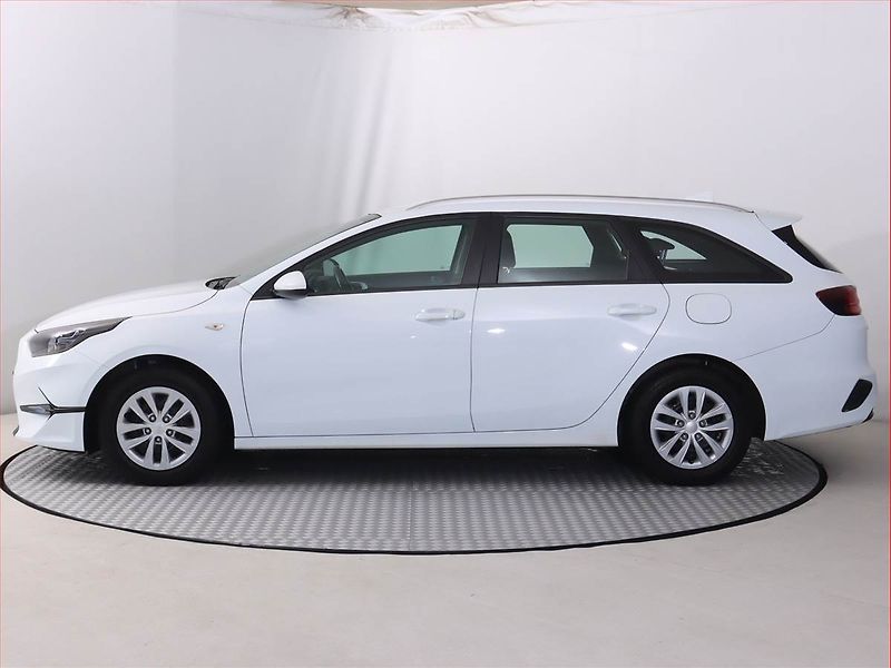 Kia Ceed (2023) 1.5 T-GDI, Serv.kniha - fotka 3 z 18