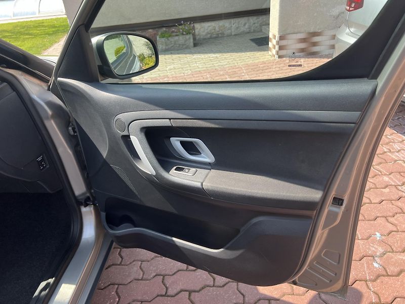 Škoda Roomster 1.9TDI 77KW,SCOUT,DIGI,PANORAM - fotka 22 z 41