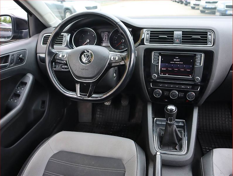 Volkswagen Jetta (2017) Highline 2.0 TDI, Navi - fotka 7 z 19