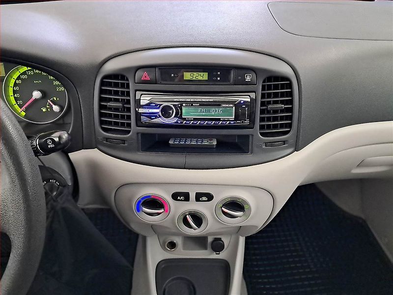 Hyundai Accent (2008) 1.4i, po STK, Tažné, Klima - fotka 12 z 13