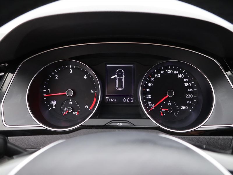 Volkswagen Passat 2,0 TDI 110kW DSG LED 1.Maj - fotka 17 z 31