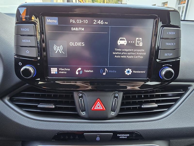 Hyundai i30 COMFORT / LED KAMERA NAVI - fotka 28 z 37