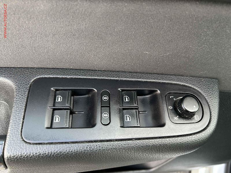 Volkswagen Sharan (2015) 2.0TDI, Navi, autoAC - fotka 11 z 18