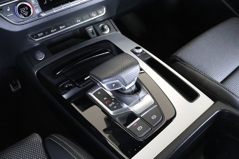 Audi Q5 Sline 40 TDI quattro Stronic - fotka 23 z 26