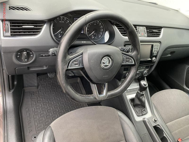 Škoda Octavia (2017) 1.6 TDi, Ambiente, panor - fotka 12 z 17