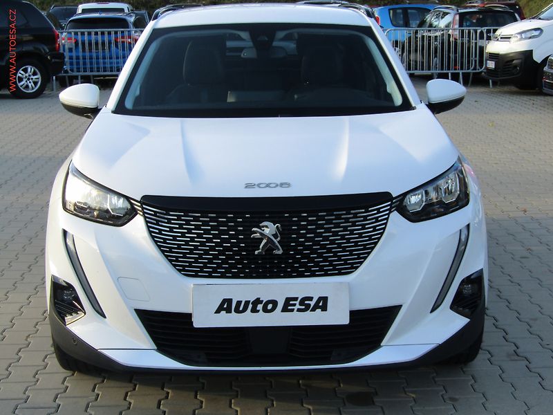 Peugeot 2008 (2020) 1.2PT, ČR, LED - fotka 2 z 21