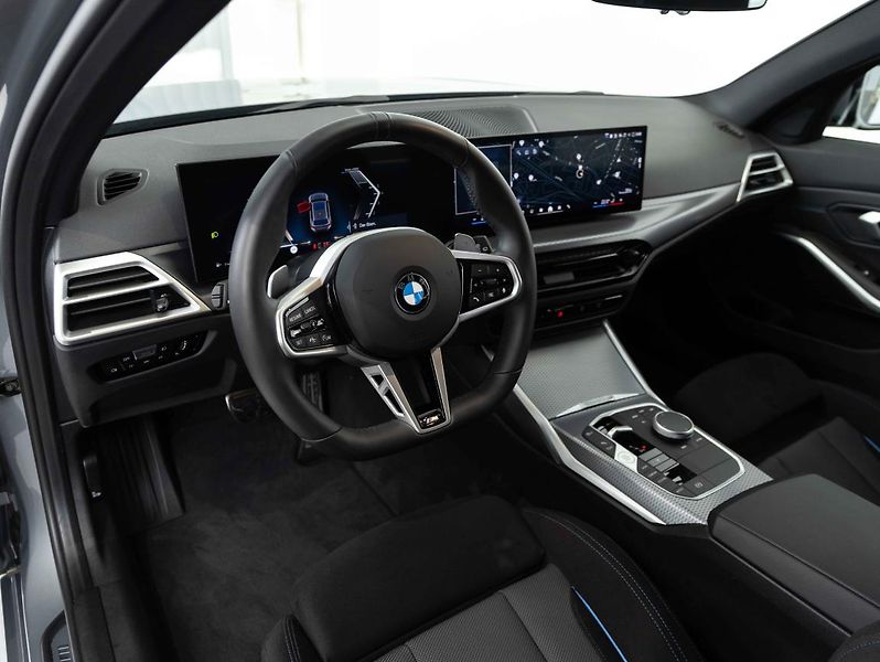 BMW Řada 3 330i xDrive Touring - fotka 11 z 21
