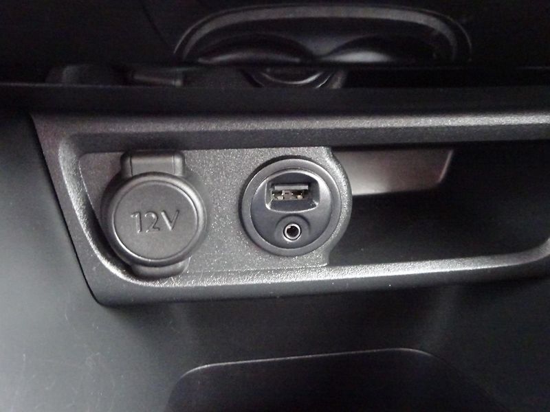 Peugeot 2008 1.2 VTi Allure AUTOMAT SERVIS - fotka 17 z 34
