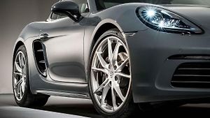 Porsche Caymna do zásuvky by se mělo objevit až v roce 2023.