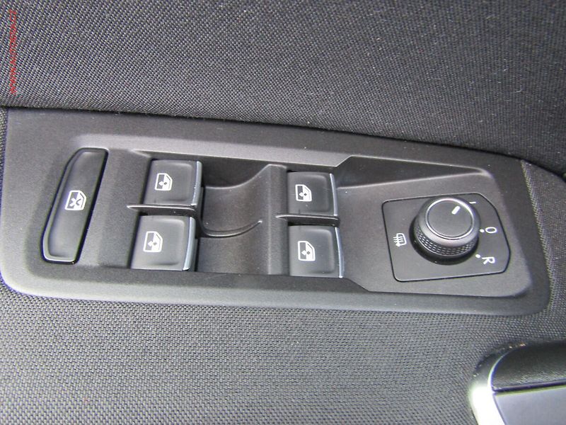 Volkswagen Touran (2015) 1.6TDI, AC, výhřev sed - fotka 14 z 15