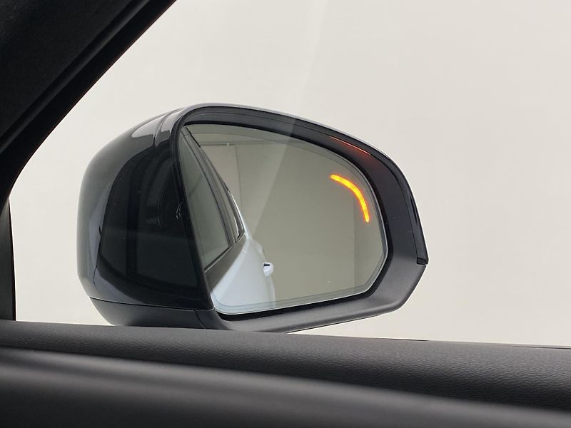 Volvo XC40 (2025) B3 AUT DARK PLUS - fotka 33 z 64