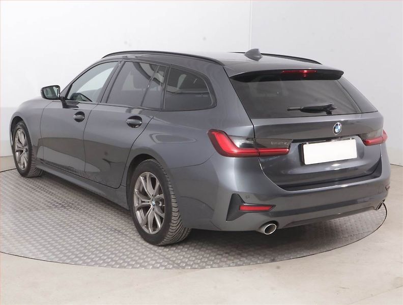 BMW Řada 3 (2021) 318 d - fotka 4 z 18