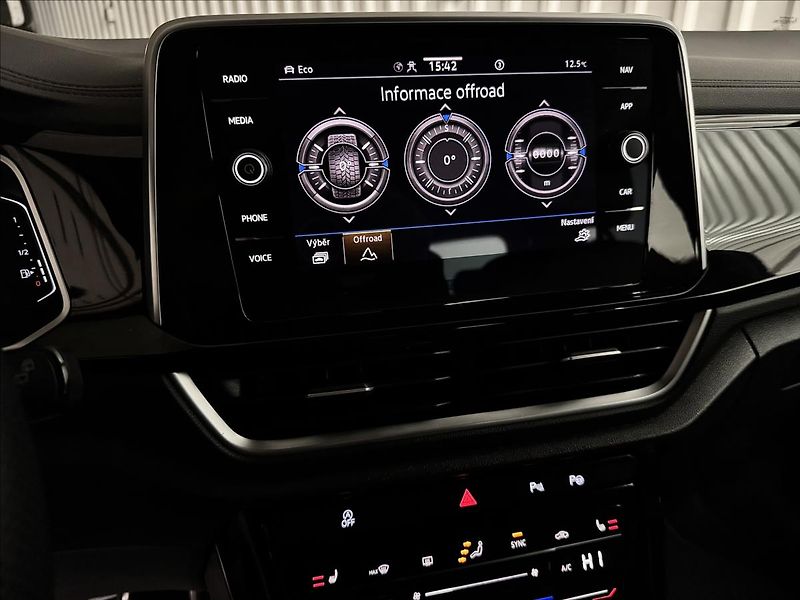 Volkswagen T-Roc R-LINE NEZ-TOP 2XALU TAŽNÉ DPH - fotka 26 z 42