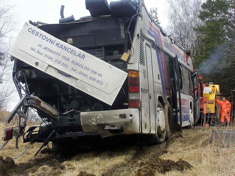 Patrový autobus Neoplan N122 sjel u Nažidel 8. března večer, kolem 20.20, ze sedmimetrového srázu, přetočil se přes střechu a zůstal ležet na levém boku. Zpátky na vozovku ho druhý den vytáhla těžká technika.