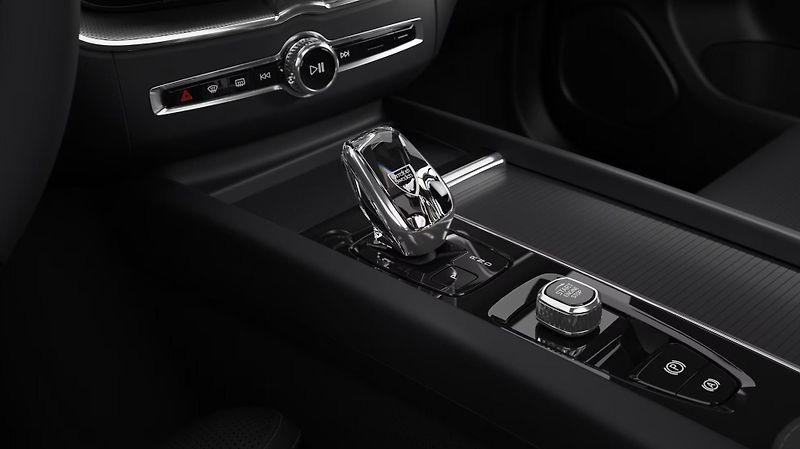 Volvo XC60 (2026) B5 PLUS BLACK + 4SERVIS/ZÁRUKA - fotka 14 z 18