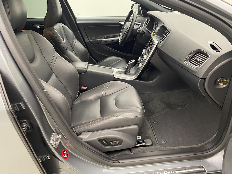 Volvo V60 CC D4 AWD SUMMUM AUT  - fotka 23 z 42