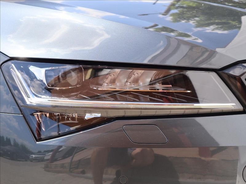 Škoda Superb 2,0 TDI DSG ACC DCC Kamera LED - fotka 54 z 58