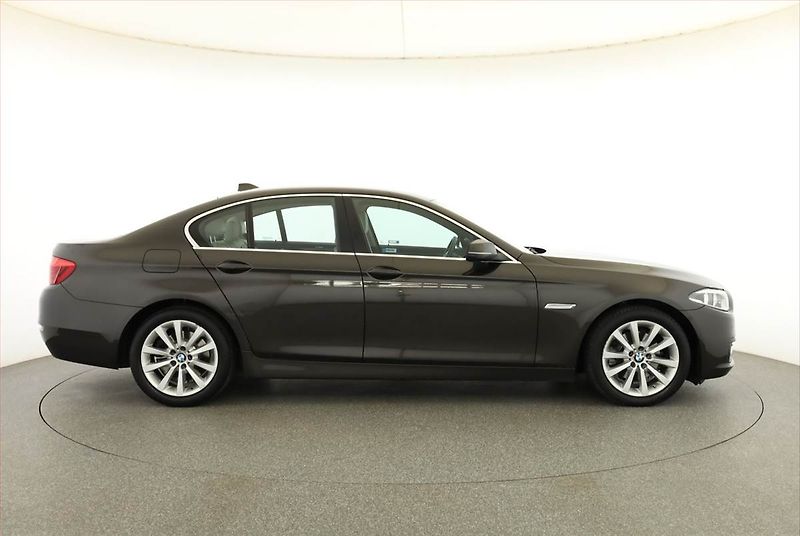 BMW Řada 5 (2016) 520d xDrive, 4X4, Automat, ČR - fotka 6 z 20