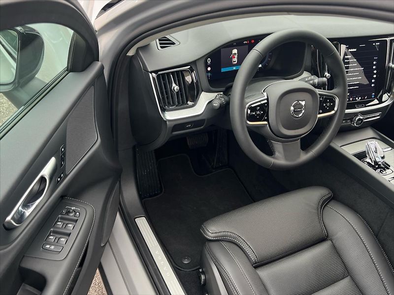 Volvo V60 2,0 145kW FWD PLUS DARK  B4 - fotka 6 z 26