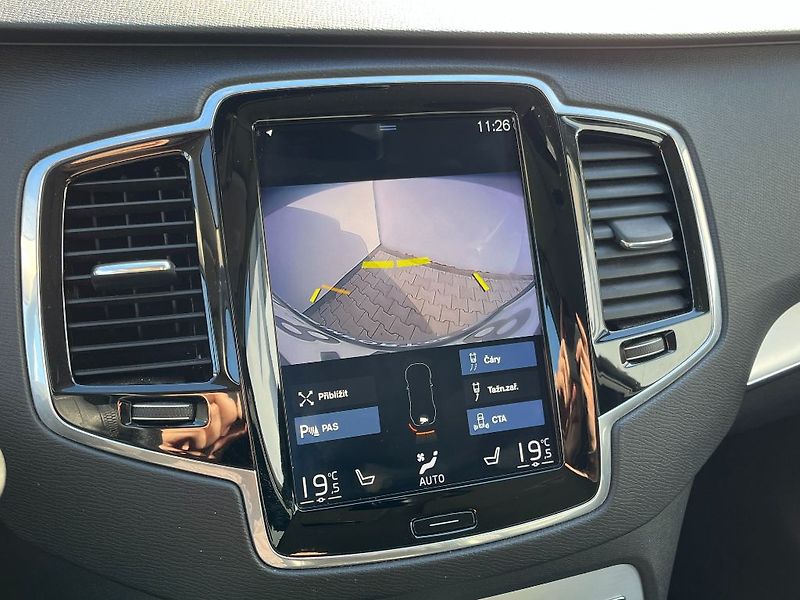 Volvo XC90 Momentum D5 AWD 173kW - fotka 21 z 32