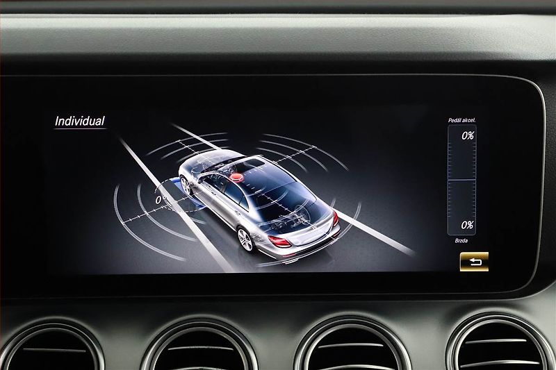 Mercedes-Benz Třídy E (2021) E 220 d - fotka 18 z 26