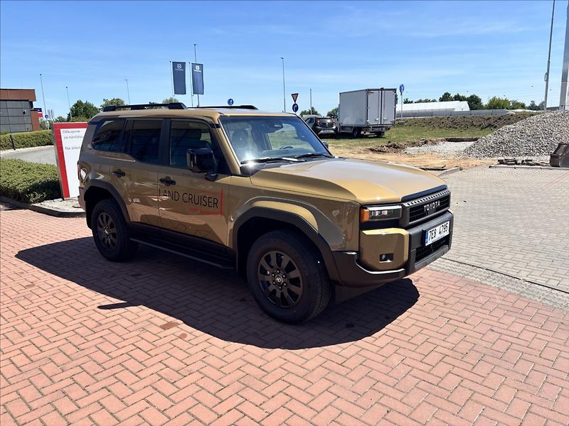 Toyota Land Cruiser 2,8 MHEV Invincible - fotka 7 z 12