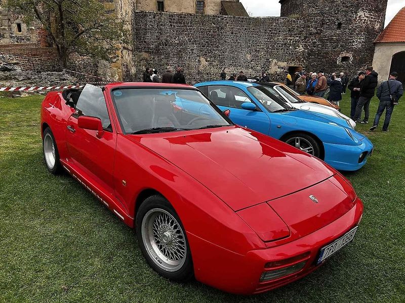 Sraz vozů Porsche ve Švihově na hradě.