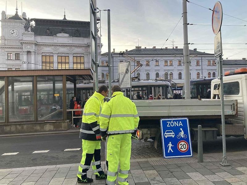 V Brně je od pondělí první sdílená zóna v České republice. Jde o prostor, kde jsou si chodci, řidiči aut a cyklisti rovni.