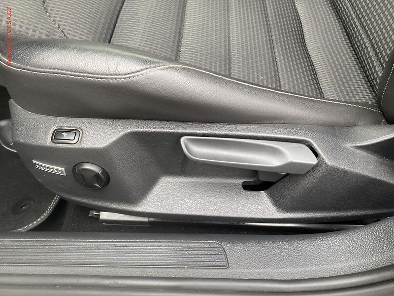 Volkswagen Golf (2013) 2.0 TDi, Highline, DSG, bixen - fotka 14 z 19