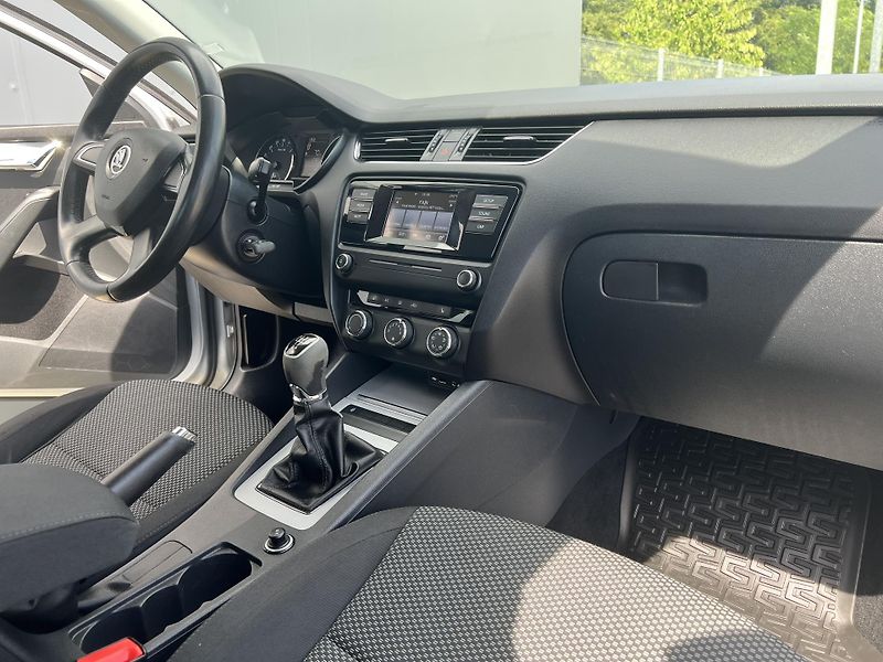 Škoda Octavia (2014) 1,6TDi CR 77kW AMBITION - fotka 29 z 33