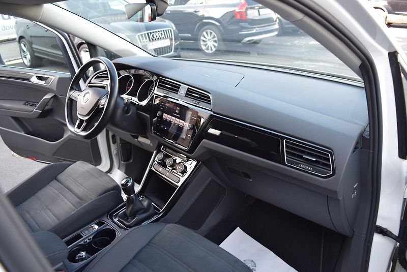 Volkswagen Touran (2018) 1.4TSI 110kw R-line NAVI LED - fotka 36 z 50