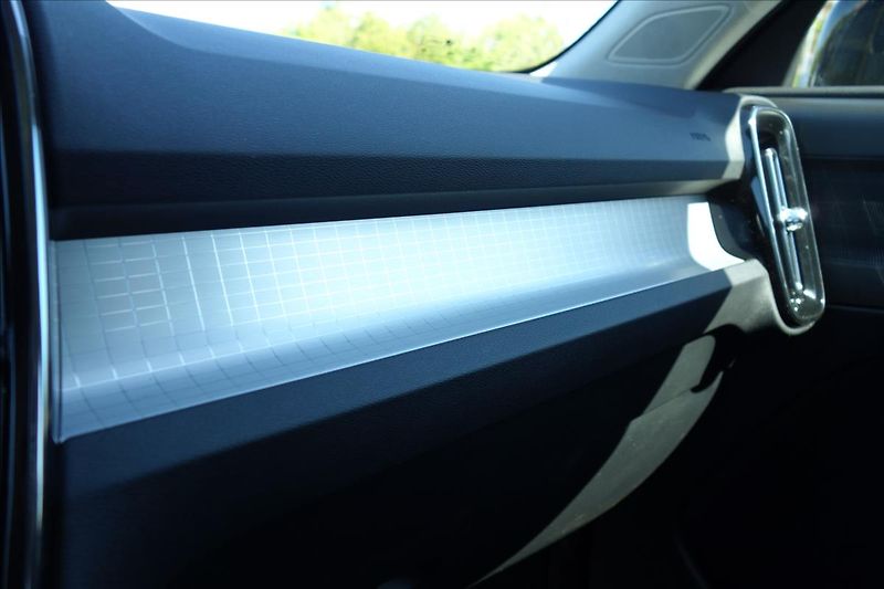 Volvo XC40 2,0 D4, ČR, SERVIS.KN., AWD. - fotka 36 z 39