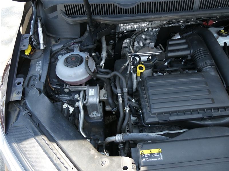 Volkswagen Touran 1,4 TSi 110kW DSG, navi, závěs - fotka 37 z 43