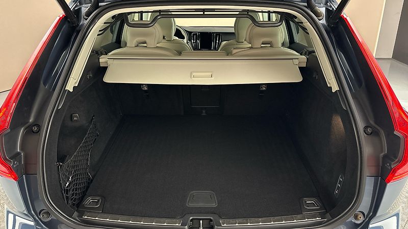 Volvo XC60 2.0 B5 AUT AWD Inscription - fotka 17 z 35