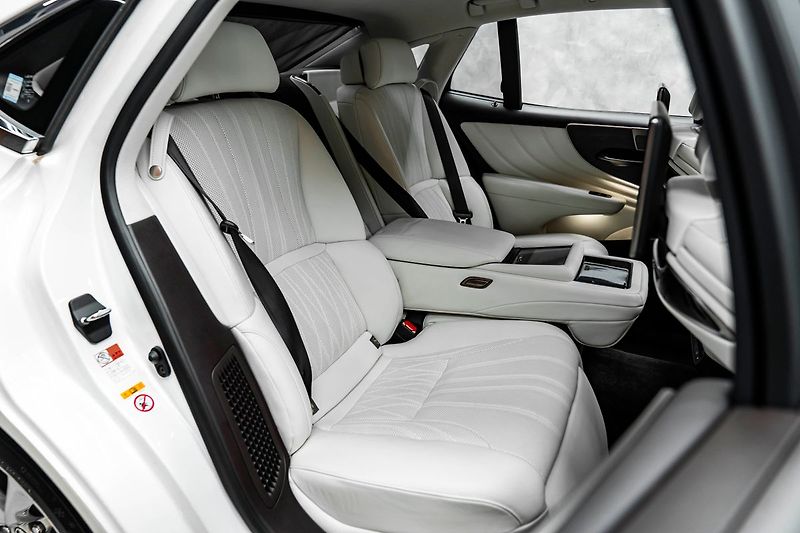 Lexus LS 500 H - fotka 23 z 30