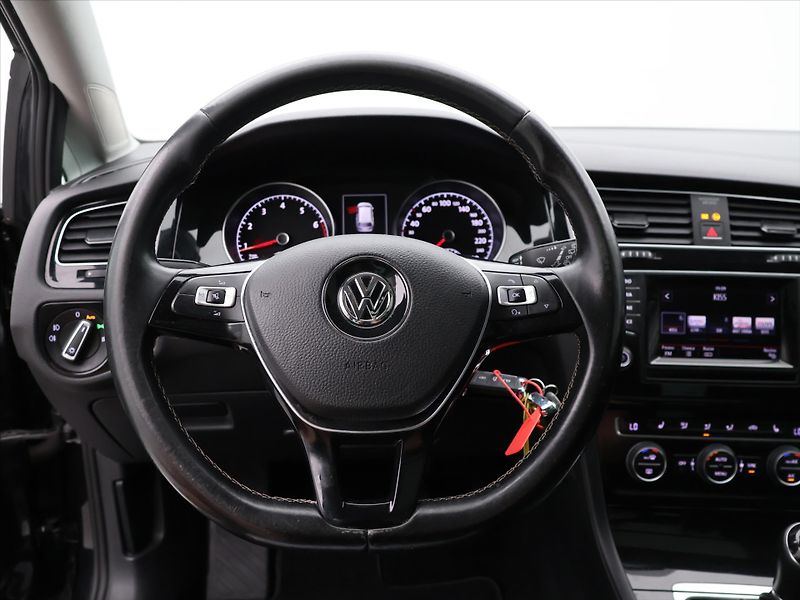 Volkswagen Golf 1,4 TSI 92kW Cup 1.Maj Navi - fotka 18 z 33