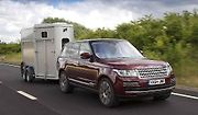 Land Rover vyvíjí kamerový systém, který umožní vidět skrz tažený přívěs nebo karavan.