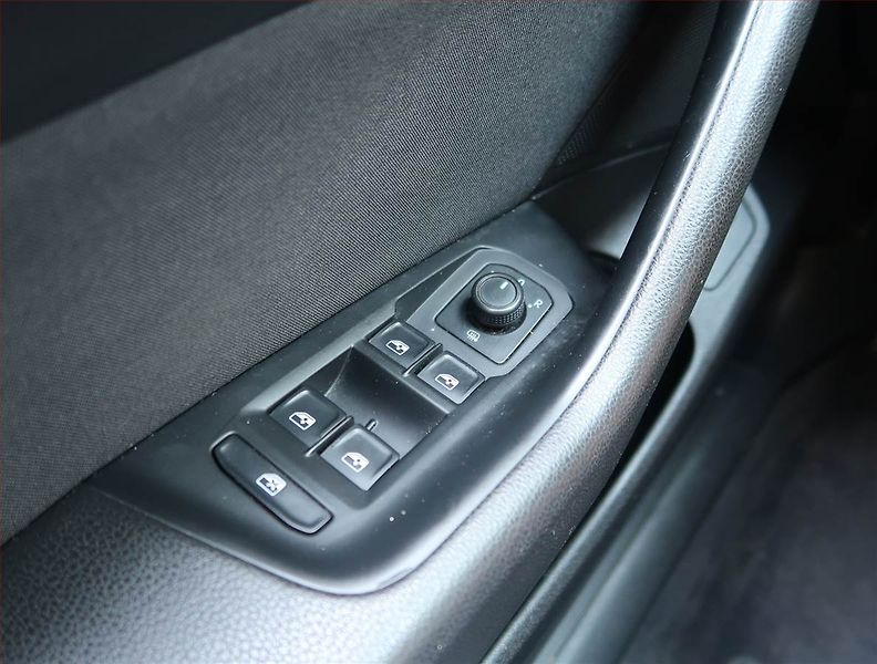 Volkswagen Passat (2019) 2.0 TDI, Navi, Tempomat - fotka 19 z 20