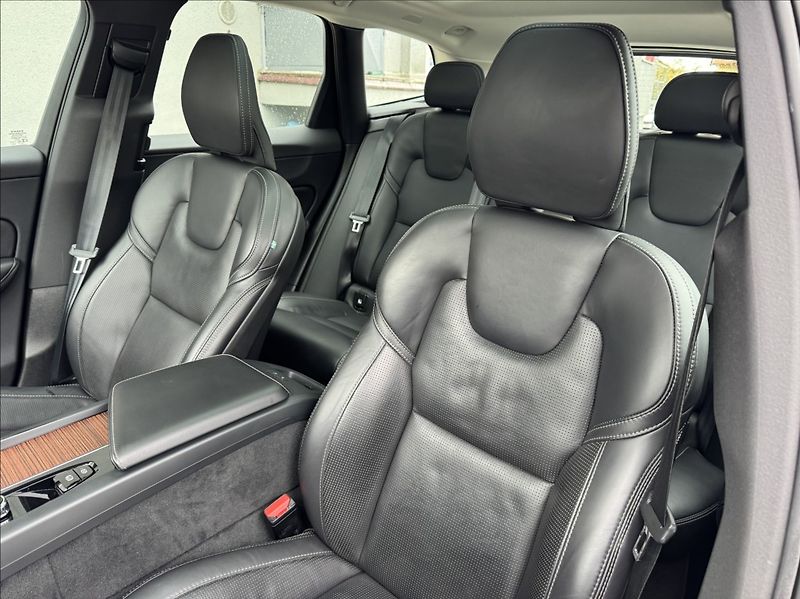 Volvo XC60 2,0 T8 AWD Recharge Plus Dark - fotka 22 z 50