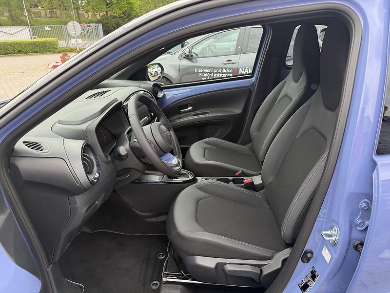 Toyota Aygo 1.5 Hybrid Executive - fotka 13 z 24