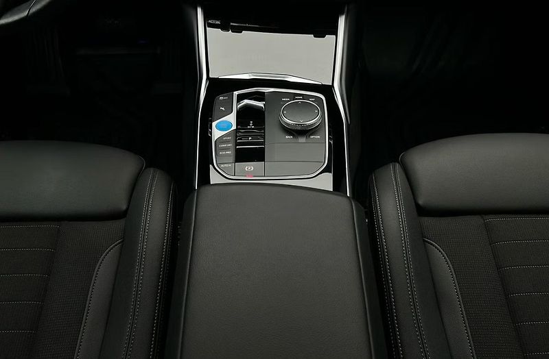 BMW i4 eDrive40 GC Kamera Auto. Park. - fotka 9 z 23