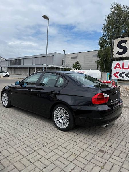 BMW Řada 3 (2008) BMW E90 320d - fotka 7 z 11