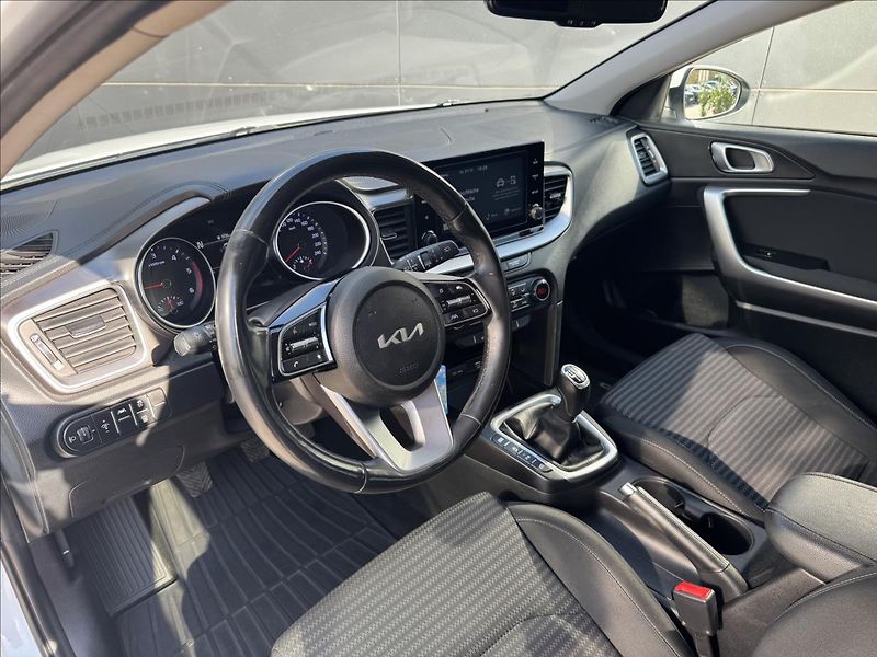 Kia Ceed 1,6 CRDI Exclusive ČR DPH - fotka 9 z 25