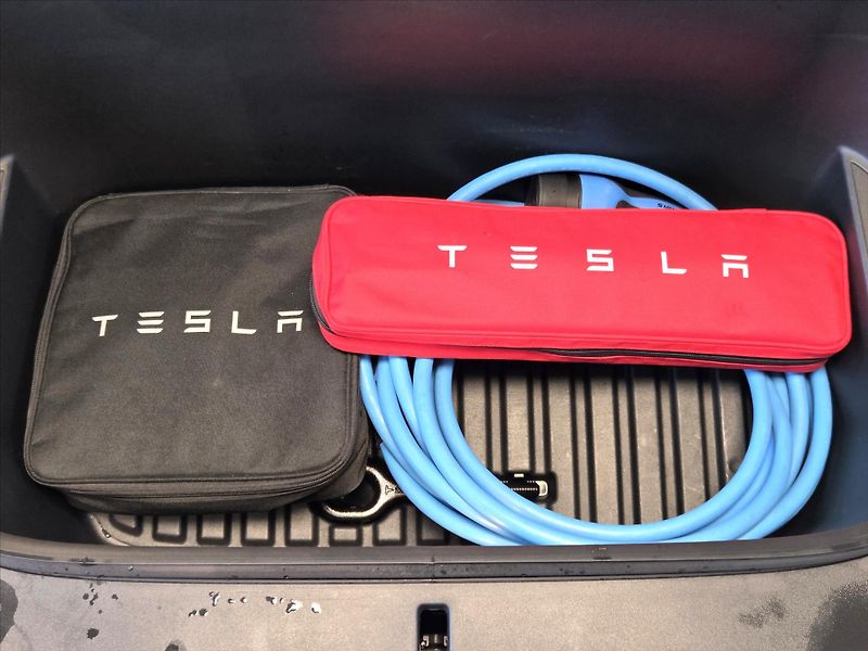 Tesla Model Y Performance 393kW Tov.Zár. 1.m - fotka 18 z 19