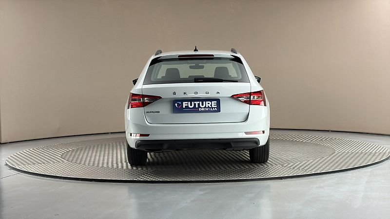 Škoda Superb 2.0 TDI Ambition Combi - fotka 5 z 25