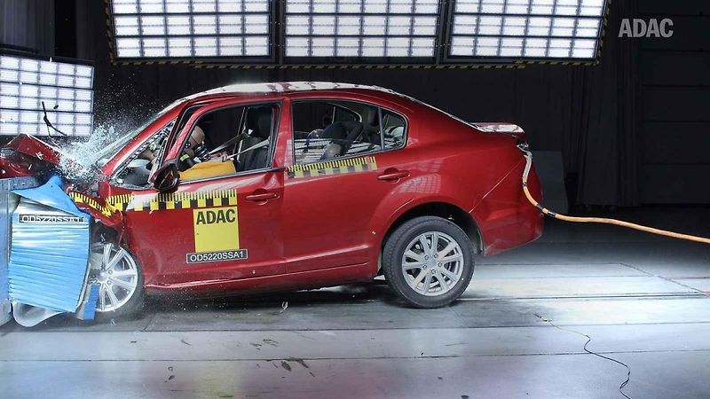 Lynk & Co 01 při crashtestu EuroNCAP