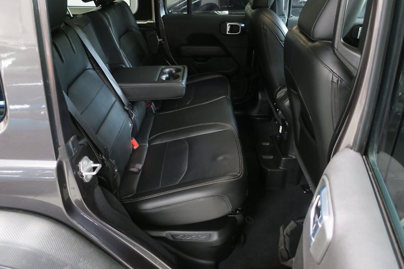 Jeep Wrangler (2022) 2.0 4xe PHEV Unlimited Sahara - fotka 42 z 50