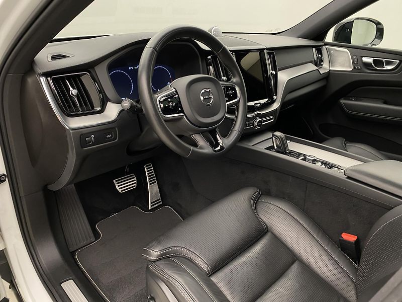 Volvo XC60 B6 AWD R-DESIGN AUT  - fotka 4 z 52